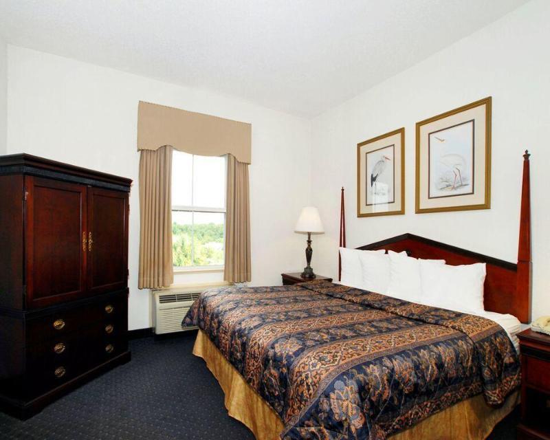 Comfort Inn & Suites Patriots Point Charleston Exterior photo